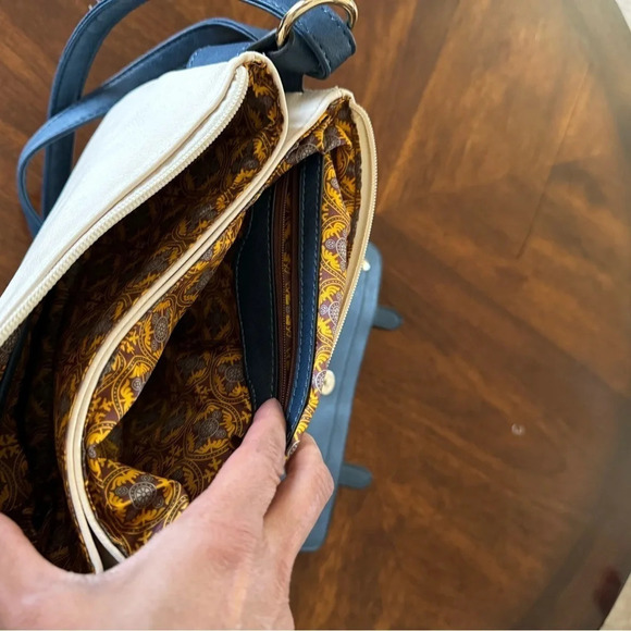 NWT Alyssa Double Compartment Dual Tone Crossbody Medium-Large. Blue and Cream - Picture 6 of 10